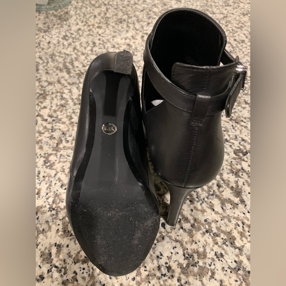 Michael Kors woman’s Lawson open toed boots. - Picture 4 of 4